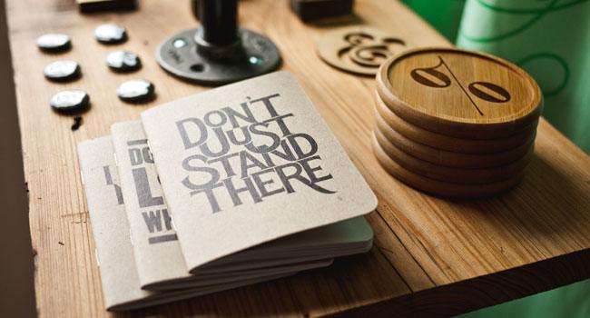 Cuadernos de planificación sobre una mesa de trabajo